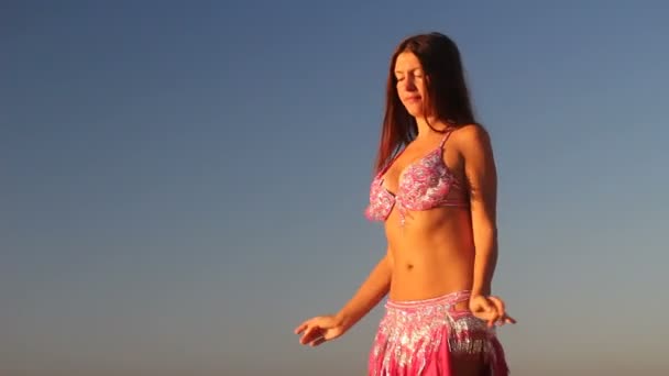 Mujer feliz bailando en la playa al atardecer con fondo marino — Vídeos de Stock