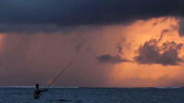 Рыбак, закат, море, солнце — стоковое видео
