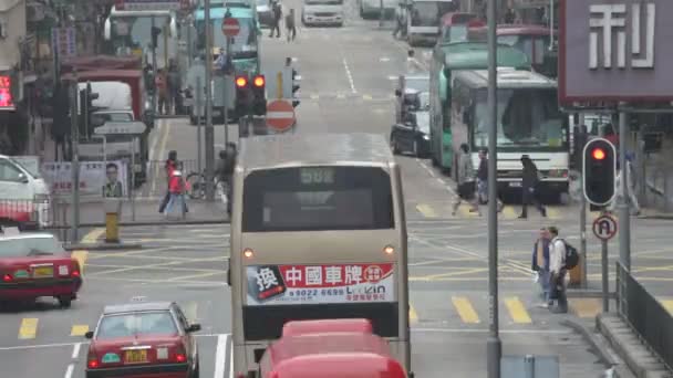 Los coches de movimiento pasan por la calle de la ciudad — Vídeos de Stock