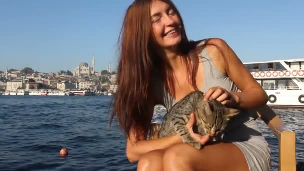 Дівчина і Стамбул — стокове відео