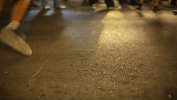 B-boy doing some breakdance moves in front a street crowd — Stock Video