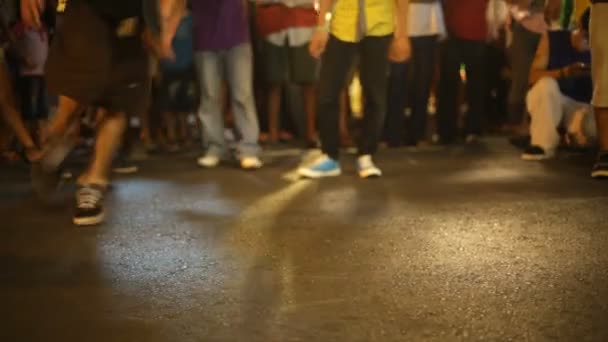 B-boy haciendo algunos movimientos de breakdance frente a una multitud de la calle — Vídeos de Stock