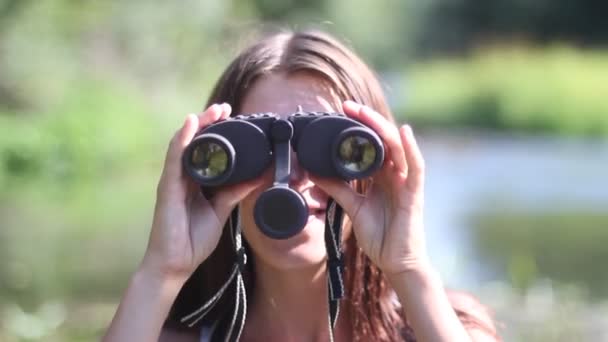 Menina, binóculos — Vídeo de Stock