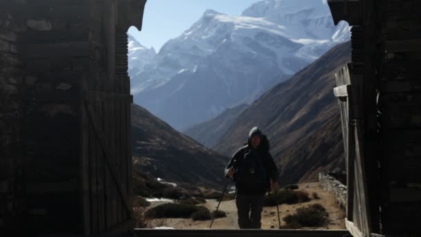 Viajante. Montanhas. Nepal . — Vídeo de Stock