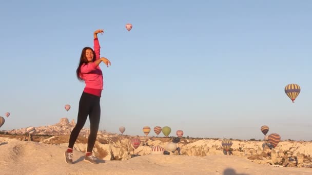 Globos de aire caliente en Capadocia — Vídeo de stock