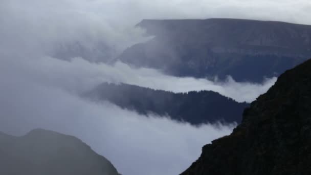 Горы, вулкан, облака — стоковое видео