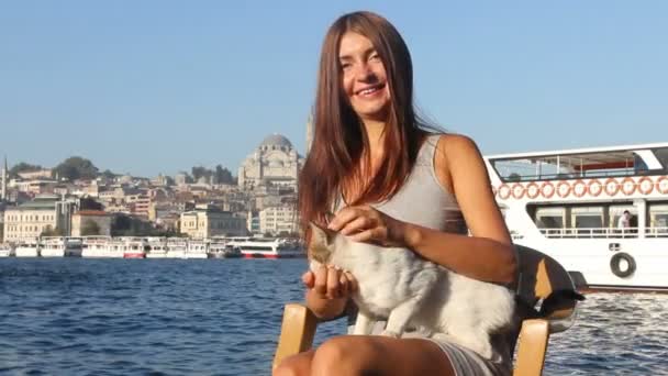 Flicka och istanbul — Stockvideo