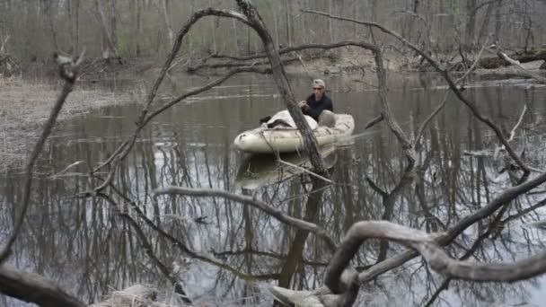Hombre en kayak, río — Vídeos de Stock