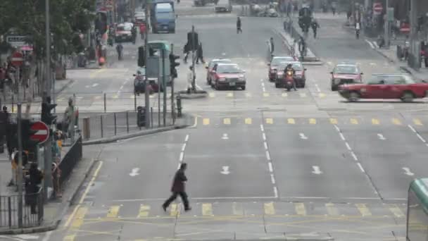 Les voitures de mouvement traversent la rue de la ville — Video