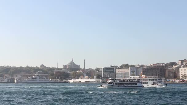 Walking fartyget moors i port mot moskén yeni camii — Stockvideo