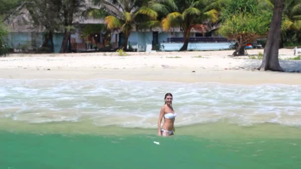 Hermosa chica en el mar en un día soleado — Vídeos de Stock