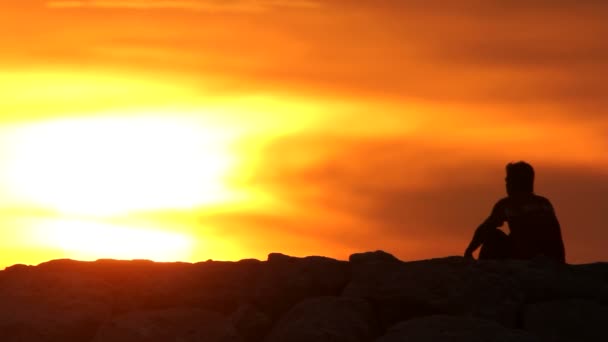 Muž, silueta, západ slunce — Stock video