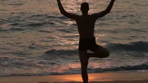 Йога, море, рассвет, отдых — стоковое видео