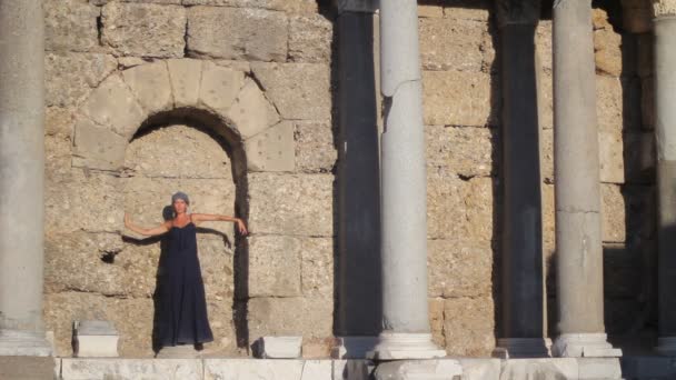 Dansen en oude ruïnes — Stockvideo