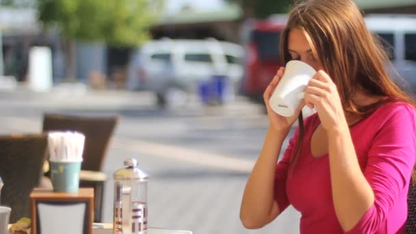 Mujer joven en la cafetería — Vídeo de stock