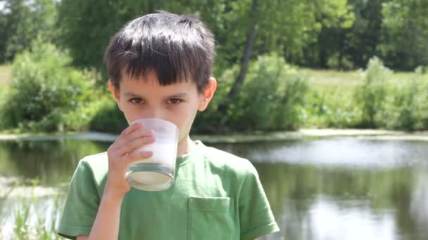 Niño bebe leche — Vídeo de stock