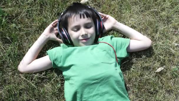 Boy listens to music — Stock Video