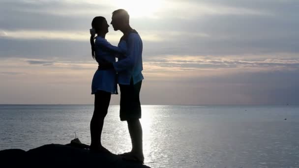 Älskade par på stranden — Stockvideo