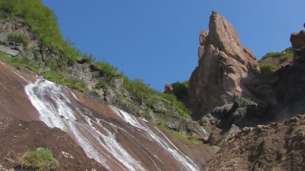 Corriente de montaña — Vídeo de stock