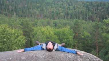 kayanın üzerinde uyuyan adam