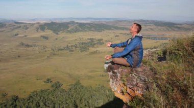 sağlıklı genç adam pratik youga sabah erken ve gündoğumu yükseklik dağ