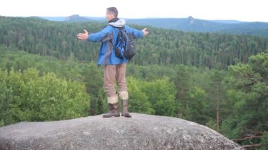 sırt çantası duran bir dağın tepesinde birlikte fiyatı