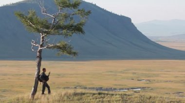 adam yalnız ve yalnız ağaç