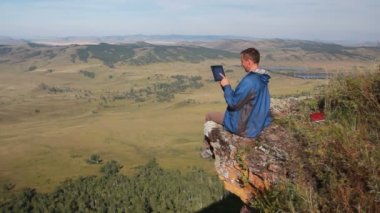 tablet açık olan adam