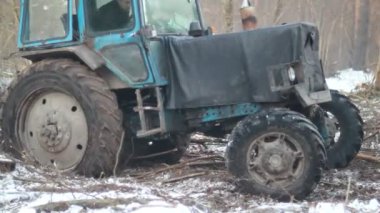 Orman ağacı traktör