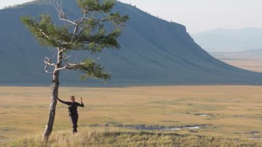 adam yalnız ve yalnız ağaç