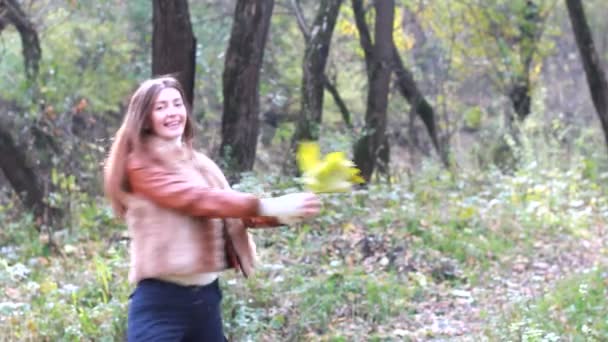 Jonge vrouw in mooie herfst park — Stockvideo