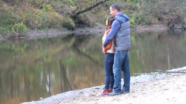 Couple in autumn park — Stock Video