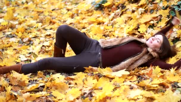 Sonbahar parkta kız portresi — Stok video