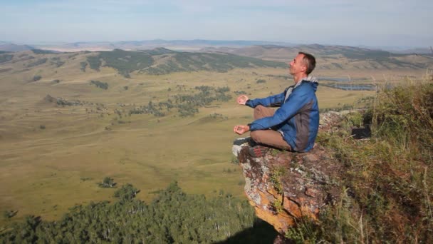 Sağlıklı genç adam pratik youga sabah erken ve gündoğumu yükseklik dağ — Stok video