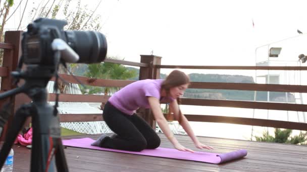 Young beautiful woman doing sports stretching exercise outdoors — Stock Video