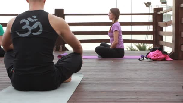 Gör yogaövningar — Stockvideo