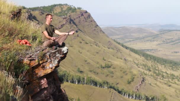 Jeune homme en bonne santé pratique youga en haute montagne au petit matin et au lever du soleil — Video