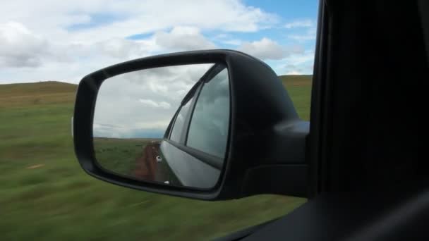 Gebogen weg in de auto spiegel — Stockvideo