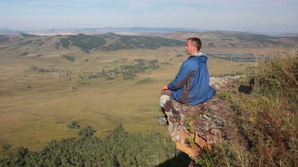 Gezonde jonge man praktijk youga in hoogte berg op de vroege ochtend en zonsopgang — Stockvideo