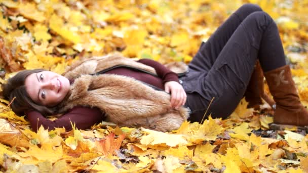 Retrato de niña en el parque de otoño — Vídeos de Stock