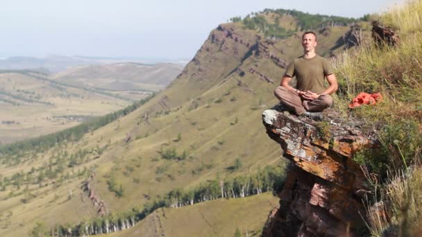 Zdravý mladý muž praxi youga výška hory na brzy ráno a slunce — Stock video