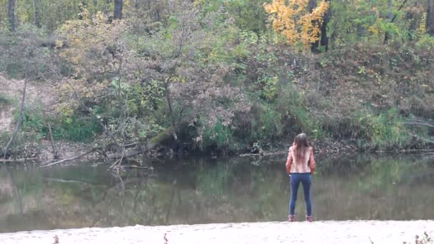 Mujer joven en hermoso parque de otoño — Vídeo de stock