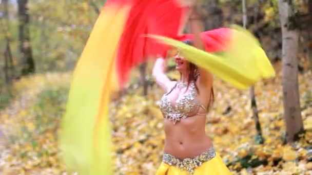 Девушка танцует в осеннем парке — стоковое видео