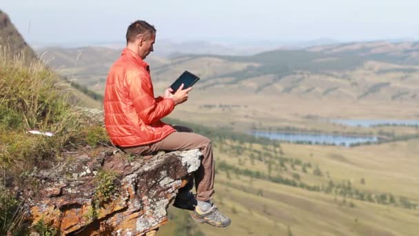 Man with tablet outdoor — Stock Video