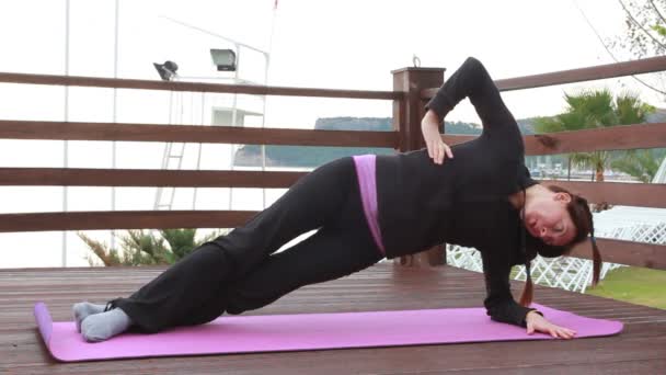 Jonge mooie vrouw sport stretching oefening buiten doen — Stockvideo