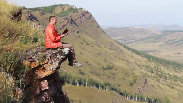 Man with tablet outdoor — Stock Video