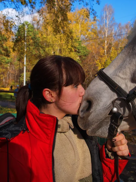 Fille embrasser un cheval — Photo