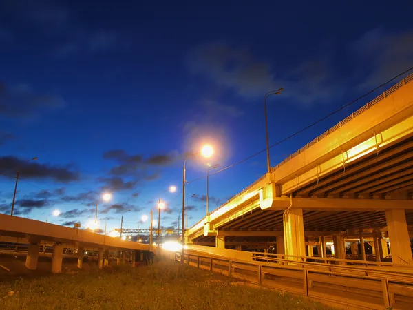 Дорожный путепровод ночью — стоковое фото