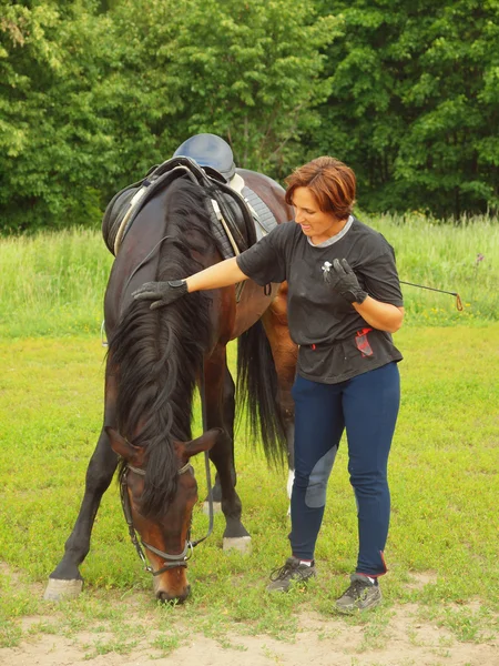 Ein Mädchen und ein Pferd — Stockfoto