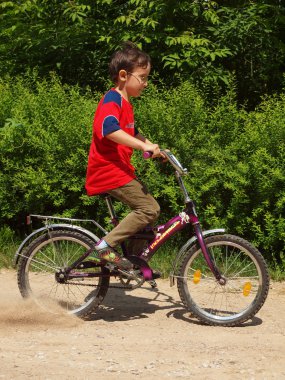 bir çocuk bisiklet sürmek